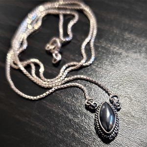 Vintage 925 silver necklace with a cabochon pendant in hematite and 925 silver.